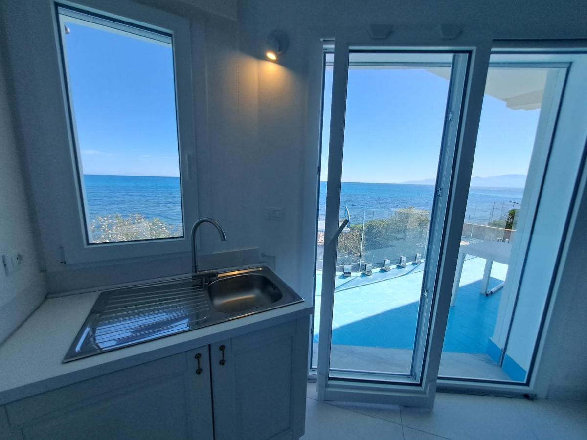 Blue Life, Sea-Luxury Rooms On The Beach Between Palermo And Cefalu' Кастельдачча Экстерьер фото