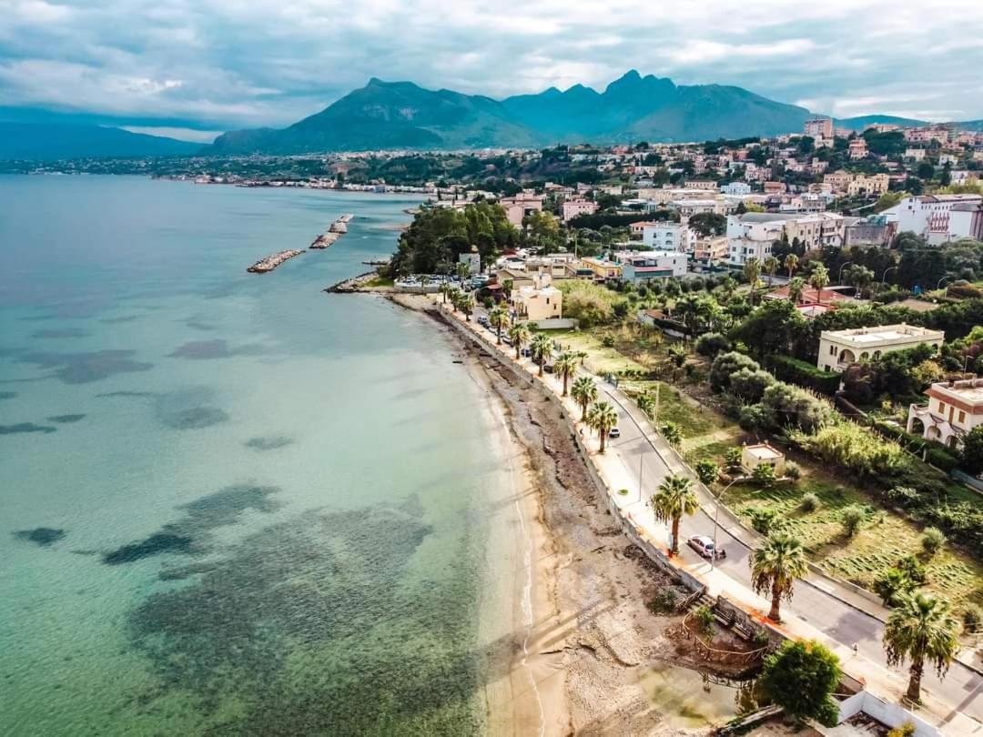 Blue Life, Sea-Luxury Rooms On The Beach Between Palermo And Cefalu' Кастельдачча Экстерьер фото