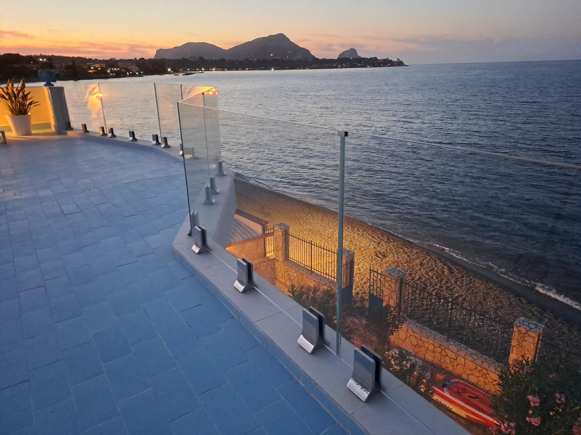 Blue Life, Sea-Luxury Rooms On The Beach Between Palermo And Cefalu' Кастельдачча Экстерьер фото
