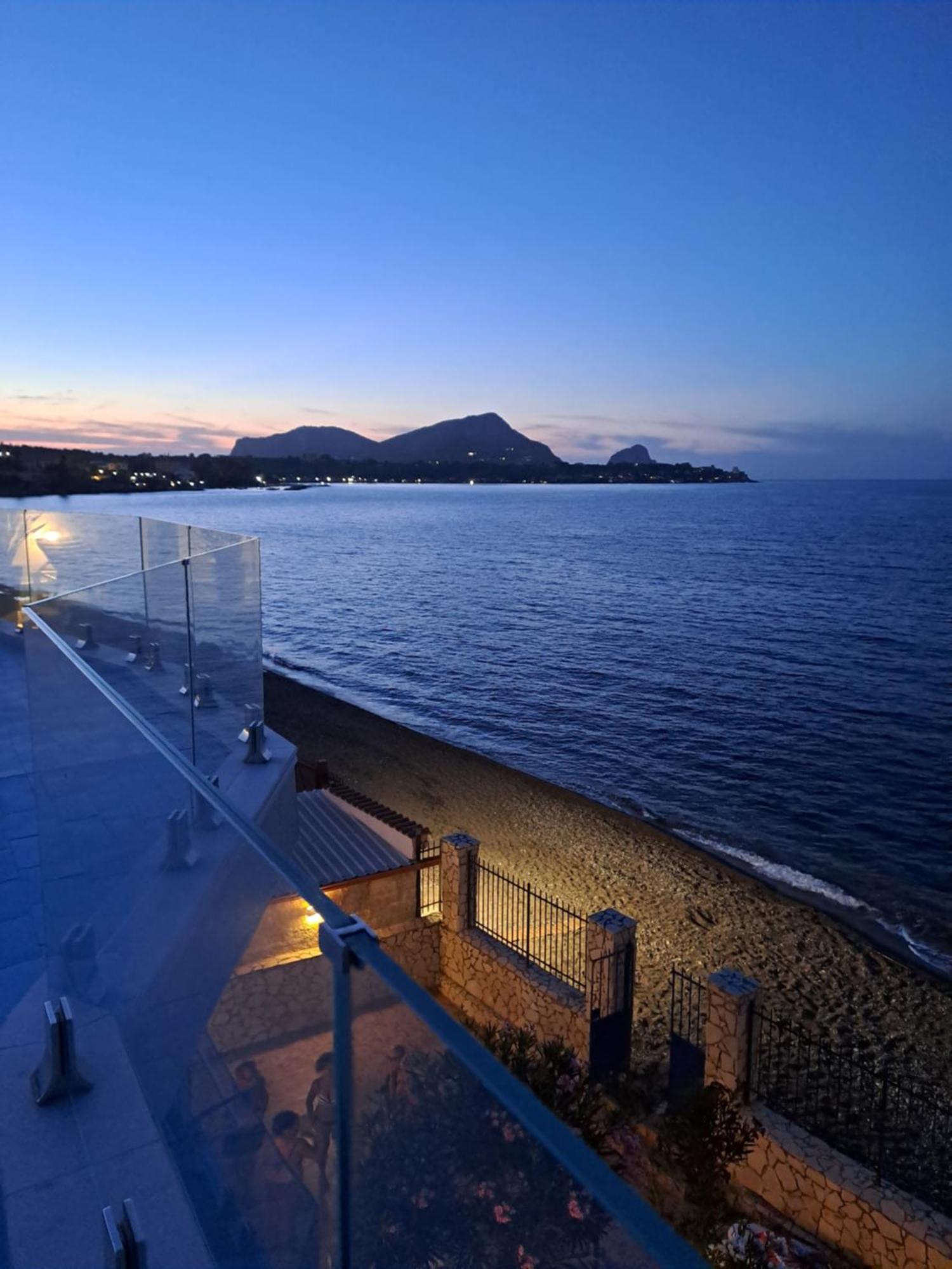Blue Life, Sea-Luxury Rooms On The Beach Between Palermo And Cefalu' Кастельдачча Экстерьер фото