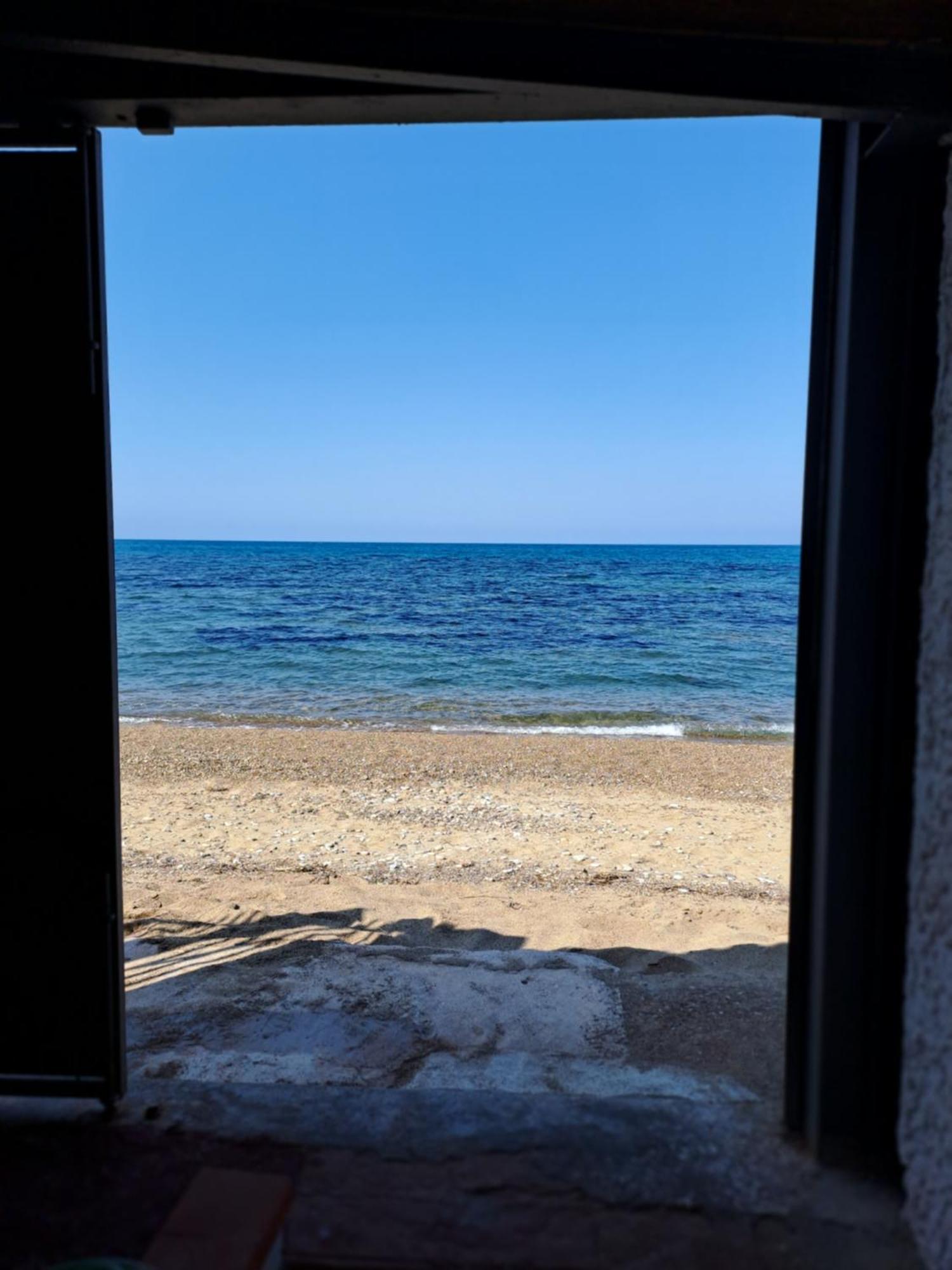 Blue Life, Sea-Luxury Rooms On The Beach Between Palermo And Cefalu' Кастельдачча Экстерьер фото